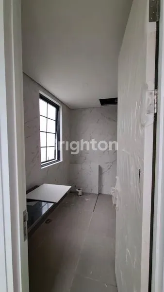 image RUMAH MEWAH 3 LANTAI SIAP HUNI LOKASI STRATEGIS DI JAKARTA TIMUR (8)