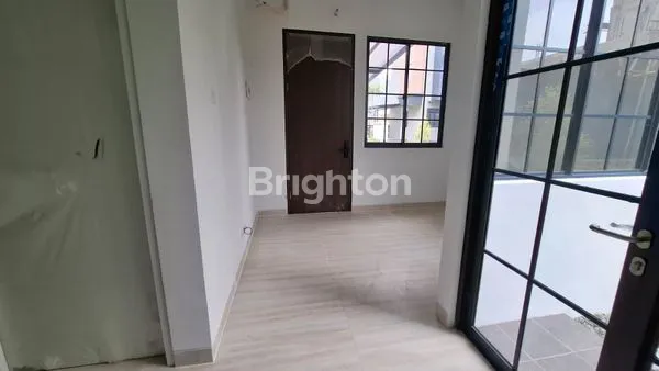 image RUMAH MEWAH 3 LANTAI SIAP HUNI LOKASI STRATEGIS DI JAKARTA TIMUR (4)