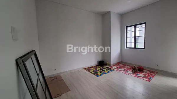 image RUMAH MEWAH 3 LANTAI SIAP HUNI LOKASI STRATEGIS DI JAKARTA TIMUR (7)
