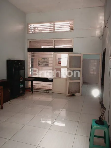 image RUMAH LAMA 2 LANTAI DI PATUA SURABAYA LOKASI KOMERSIAL (3)