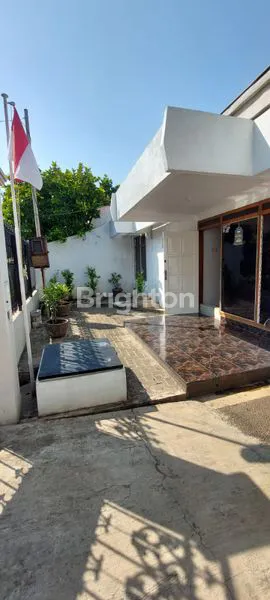 image RUMAH TERAWAT SIAP HUNI DENGAN BENTUK TANAH LETER L (2)