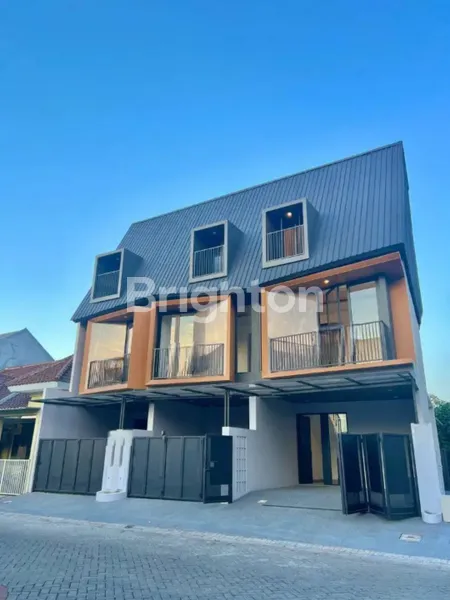 image DEPAN TAMAN 3 LANTAI DKT RAYA MERR,BANDARA JUANDA,TOL TAMBAK SUMUR,MITRA KELUARGA PONDOK TJANDRA,RUNGKUT ASRI,UPN PEMBANGUNAN NASIONAL VETERAN,POLITEKNIK PELAYARAN GUNUNG ANYAR POLTEKPEL,MEDOKAN,TENGGILIS MEJOYO,GRAHA YKP,MASJID ASSALAM (1)