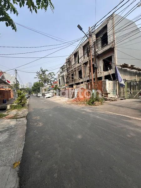 image RUMAH MEWAH 3 LANTAI DEKAT CENTRAL PARK, ROW 3 MOBIL - TJ DUREN (2)