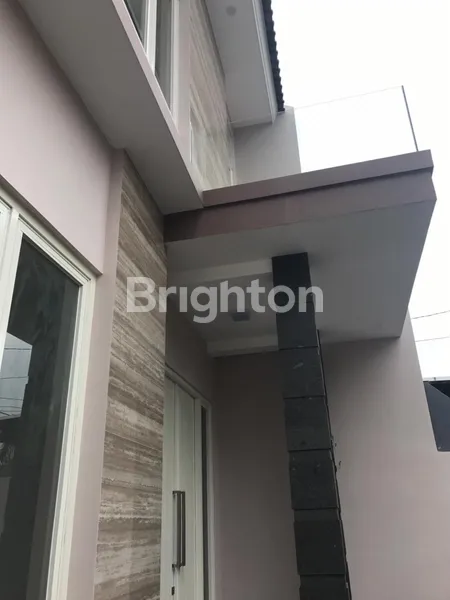 image RUMAH BARU GRESS MINIMALIS DI SEMOLOWARU, LOKASI STRATEGIS, DEKAT KAMPUS ITATS DAN UNTAG, LEBAR RUMAH 9 METER (3)