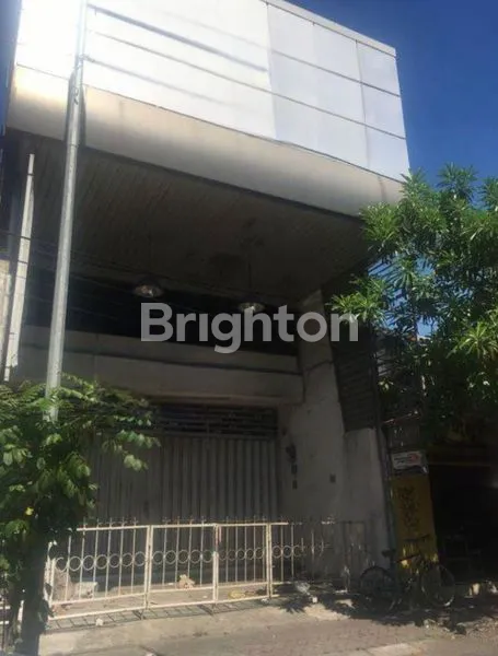 DEKAT PUSAT KOTA. NOL JALAN RAYA. 2 LANTAI.