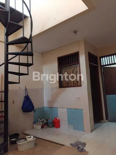 image RUMAH BAGUS 2 LANTAI  DI JAKARTA BARAT KONDISI KOKOH BERSIH TERAWAT  LANGSUNG BISA HUNI ATW BISA DI RENOVASI UNTUK IUAHA KOS KOSAN DG BANYAK KAMAR (7)