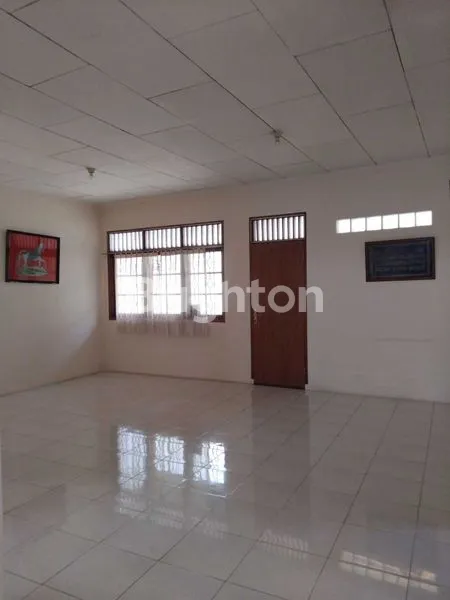 image RUMAH BAGUS 2 LANTAI  DI JAKARTA BARAT KONDISI KOKOH BERSIH TERAWAT  LANGSUNG BISA HUNI ATW BISA DI RENOVASI UNTUK IUAHA KOS KOSAN DG BANYAK KAMAR (6)