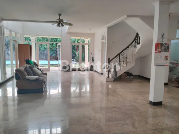 image RUMAH 2 LANTAI LENGKAP DENGAN KOLAM RENANG AMPERA (2)