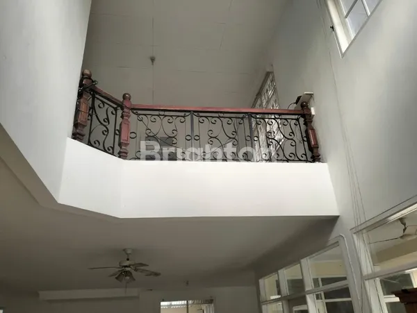 image RUMAH 2 LANTAI LENGKAP DENGAN KOLAM RENANG AMPERA (3)