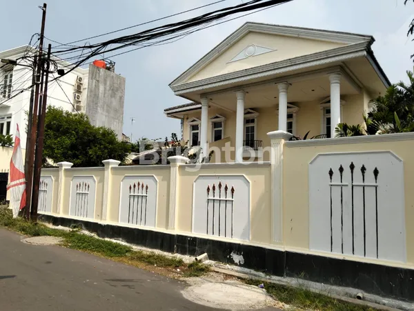 image RUMAH 2 LANTAI LENGKAP DENGAN KOLAM RENANG AMPERA (6)