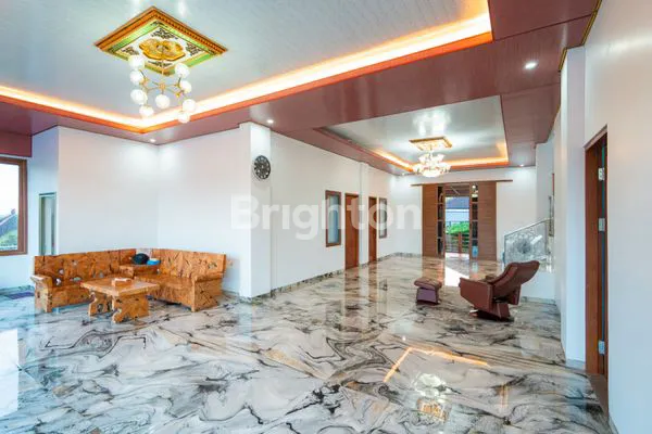 image RUMAH MEWAH DENGAN HALAMAN LUAS DI DARMAWANGSA - NUSA DUA (3)