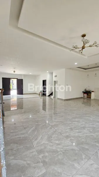 image RUMAH MEWAH 2 LANTAI DI HALTON PLACE - ONE GATE SYSTEM, MEDAN (2)