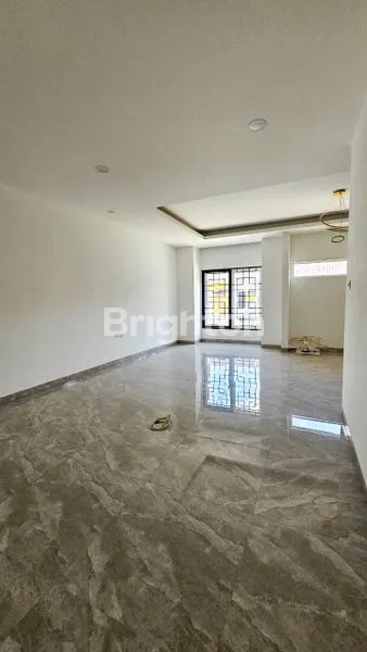 image RUMAH MEWAH 2 LANTAI DI HALTON PLACE - ONE GATE SYSTEM, MEDAN (3)