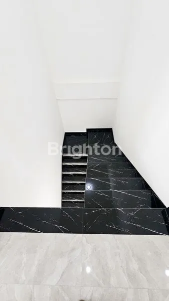 image RUMAH MEWAH 2 LANTAI DI HALTON PLACE - ONE GATE SYSTEM, MEDAN (6)