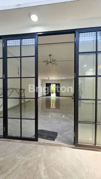 image RUMAH MEWAH 2 LANTAI DI HALTON PLACE - ONE GATE SYSTEM, MEDAN (7)