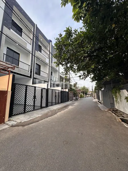 image RUMAH BARU 3 LANTAI ROW JALAN 3 MOBIL DURI KEPA JAKARTA BARAT (2)