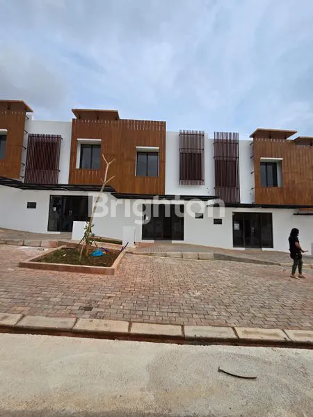 JUAL TOWNHOUSE . 2LT. GANDENG DUA DI CENTRAL HILLS