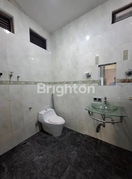 image RUMAH MEWAH 2 LANTAI + KOLAM RENANG DI BALIKPAPAN BARU (4)
