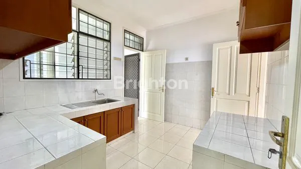 image RUMAH MEWAH SEMI-FURNISHED 2 LANTAI DI CITRALAND PURI SENTRA (6)