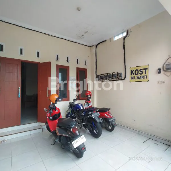 image DI JUAL RUMAH KOS MASIH AKTIF WARNA KUNING, LOKASI STRATEGIS DI PUSAT KOTA TULUNGAGUNG.  (3)