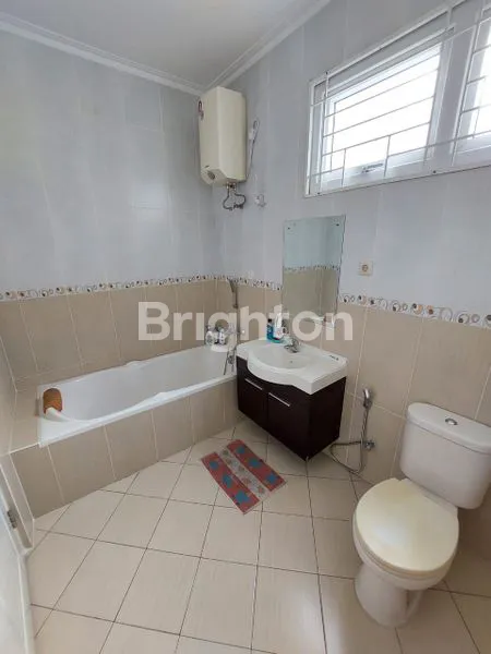 image RUMAH MEWAH 2 LANTAI DI KOTA WISATA CIBUBUR - SEMI FURNISHED (4)