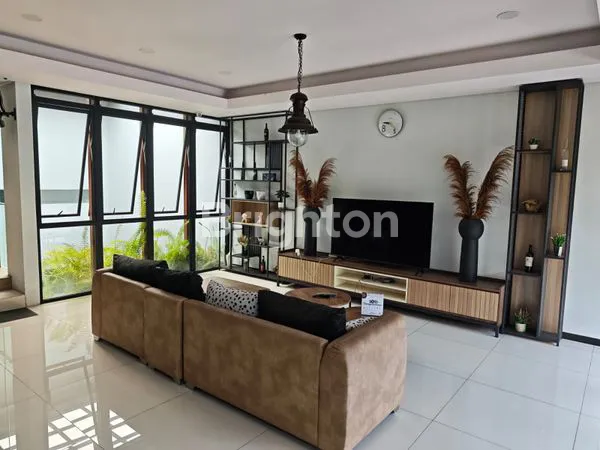 image RUMAH 2 LANTAI STRATEGIS DEKAT TOL PASTEUR, 300M² SIAP HUNI (4)