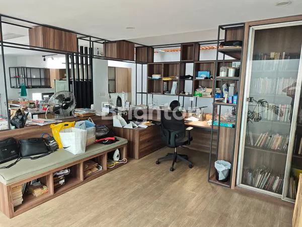 image RUMAH 2 LANTAI STRATEGIS DEKAT TOL PASTEUR, 300M² SIAP HUNI (2)