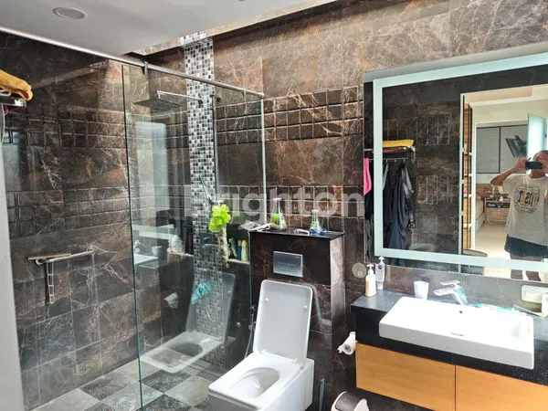 image RUMAH 2 LANTAI STRATEGIS DEKAT TOL PASTEUR, 300M² SIAP HUNI (3)