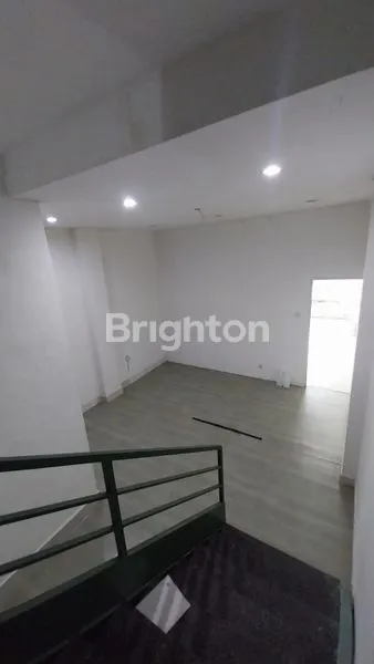 image RUKO 3 LANTAI AVAILABLE 2 UNIT DIPINGGIR JALAN RAYA DIAREA KOMERSIAL DAN KERAMAIAN COCOK UNTUK PERTOKOAN,SALON BARBERSHOP, BUTIK DAN KANTOR,LOKASI DENPASAR BARAT (6)