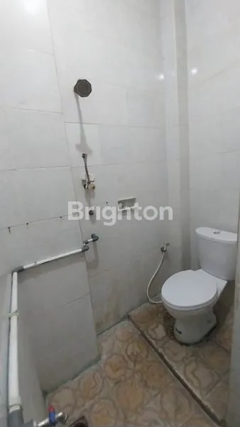 image RUKO 3 LANTAI AVAILABLE 2 UNIT DIPINGGIR JALAN RAYA DIAREA KOMERSIAL DAN KERAMAIAN COCOK UNTUK PERTOKOAN,SALON BARBERSHOP, BUTIK DAN KANTOR,LOKASI DENPASAR BARAT (8)