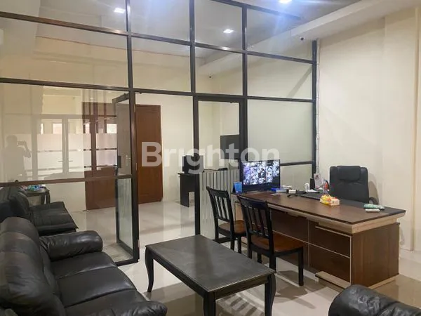 image RUKO 4 LANTAI BAGUS SIAP PAKAI AREA KOMERSIAL RAMAI DI PUSAT KOTA DEKAT RAYA DARMO MAYJEN SUNGKONO (1)