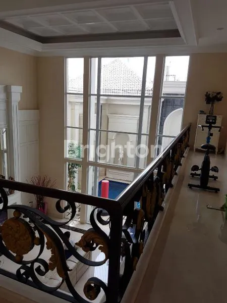 image RUMAH MEWAH LANTAI MARMER ITALIA ,  ADA KOLAM RENANGNYA , VIRGINIA REGENCY PAKUWON CITY, SURABAYA (4)