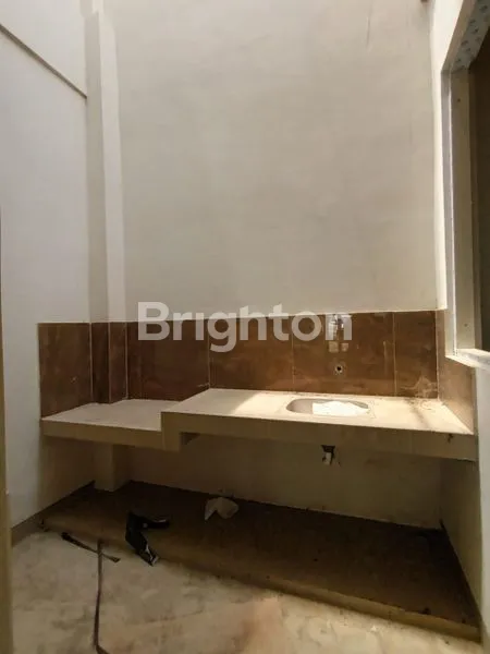 image RUMAH BARU GRESS, 2 LANTAI, SIAP HUNI, SELANGKAH RAYA LAKARSANTRI (4)