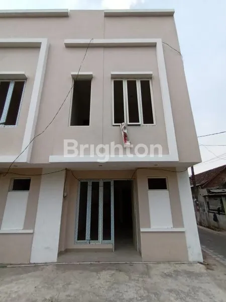 image RUMAH BARU GRESS, 2 LANTAI, SIAP HUNI, SELANGKAH RAYA LAKARSANTRI (5)