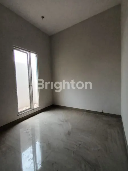 image RUMAH BARU GRESS, 2 LANTAI, SIAP HUNI, SELANGKAH RAYA LAKARSANTRI (2)