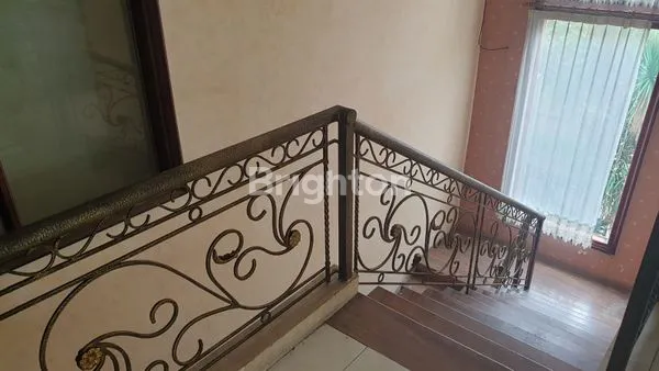 image RUMAH MEWAH 2 LANTAI CENTRAL PARK MULYOSARI, GARASI 4 MOBIL (3)