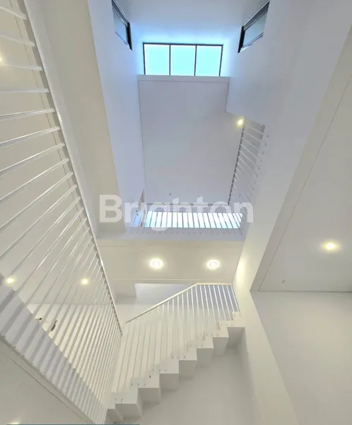 image RUMAH MODERN ALA YUNANI DI JOGLO, KEMBANGAN, JAKARTA BARAT, 4 KAMAR TIDUR. ROW JALAN 2 MOBIL (2)