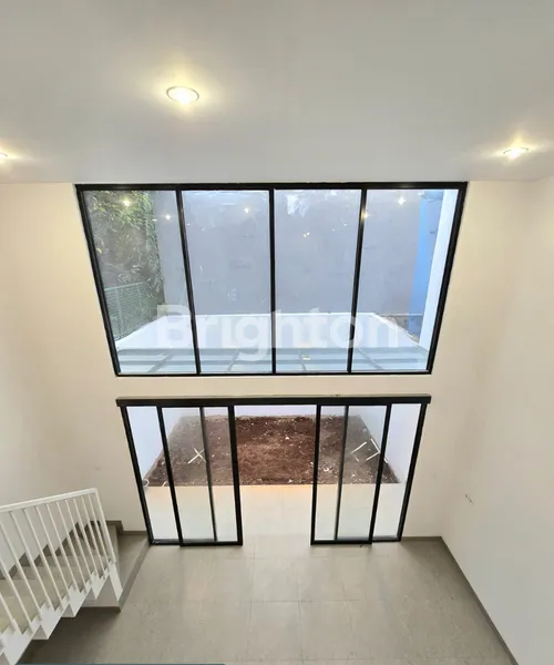 image RUMAH MODERN ALA YUNANI DI JOGLO, KEMBANGAN, JAKARTA BARAT, 4 KAMAR TIDUR. ROW JALAN 2 MOBIL (5)