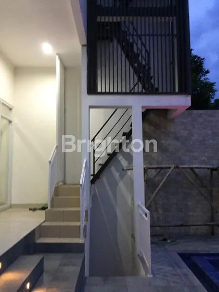 image RUMAH 3 LANTAI MEWAH DI KEBUN JERUK (6)