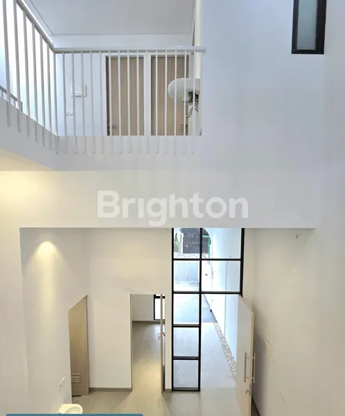 image RUMAH MODERN ALA YUNANI DI JOGLO, KEMBANGAN, JAKARTA BARAT, 4 KAMAR TIDUR. ROW JALAN 2 MOBIL (7)