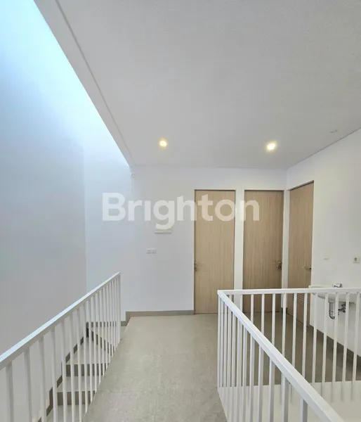 image RUMAH MODERN ALA YUNANI DI JOGLO, KEMBANGAN, JAKARTA BARAT, 4 KAMAR TIDUR. ROW JALAN 2 MOBIL (8)
