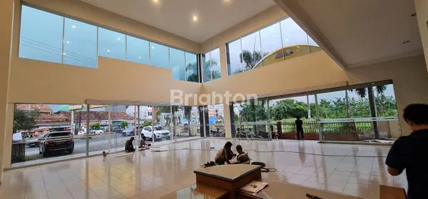 image GEDUNG BESAR UNTUK USAHA (8)