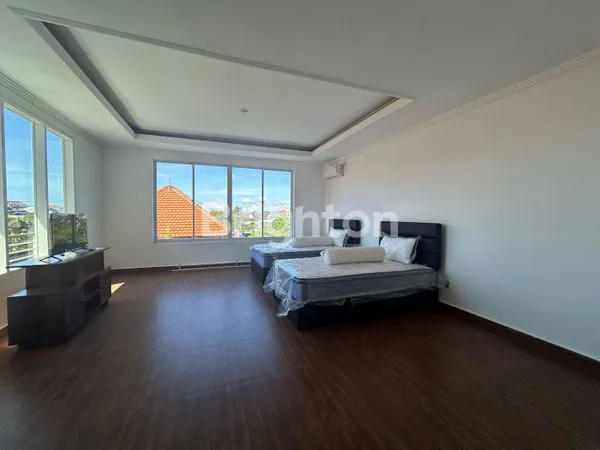 image DIJUAL RUMAH 2 LANTAI DENGAN KOLAM RENANG DI BULUH INDAH DENPASAR BARAT (4)