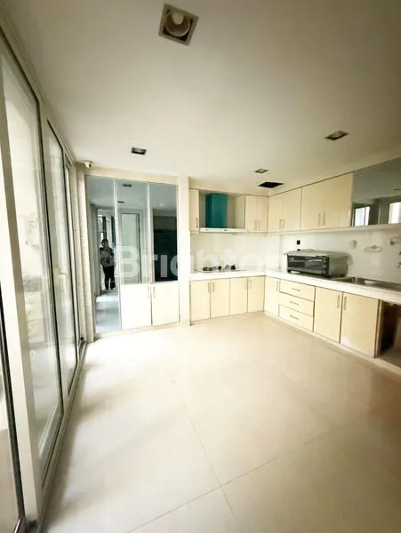 image RUMAH MEWAH 3.5 LANTAI DI RIVER VIEW POLONIA - VIEW TERBAIK (8)