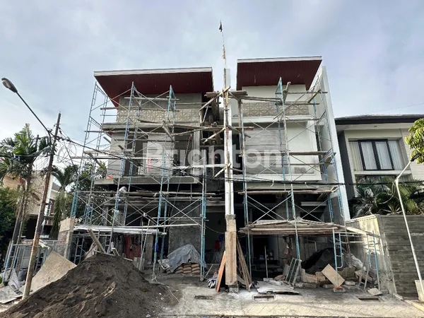 image RUMAH MINIMALIS BARU GRESS 2 LANTAI MANYAR DEKAT MERR, GALAXY MALL DAN PAKUWON CITY (1)