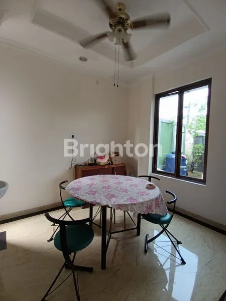 image RUMAH MEWAH 2 LANTAI STRATEGIS PINGGIR JALAN HIDUP COCOK UNTUK KANTOR ATAU HUNIAN NYAMAN DI KEMANGGISAN JAKARTA BARAT (2)
