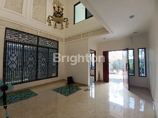 image RUMAH MEWAH 2 LANTAI STRATEGIS PINGGIR JALAN HIDUP COCOK UNTUK KANTOR ATAU HUNIAN NYAMAN DI KEMANGGISAN JAKARTA BARAT (4)