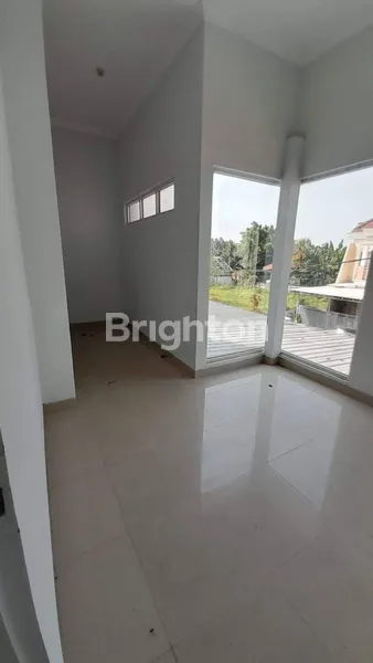 image DIJUAL RUMAH MEWAH, POSISI HOOK 2 LANTAI LOKASI DI PERUM CITRA CITY SARIROGO, SIDOARJO (3)