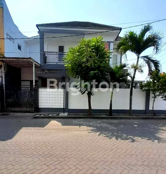 image DIJUAL RUMAH MEWAH, POSISI HOOK 2 LANTAI LOKASI DI PERUM CITRA CITY SARIROGO, SIDOARJO (5)