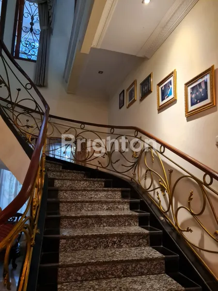 image RUMAH MEWAH AREA PREMIUM DEKAT TIPTOP DAN AREA KULINER EKONOMIS JUAL SEGERA (7)